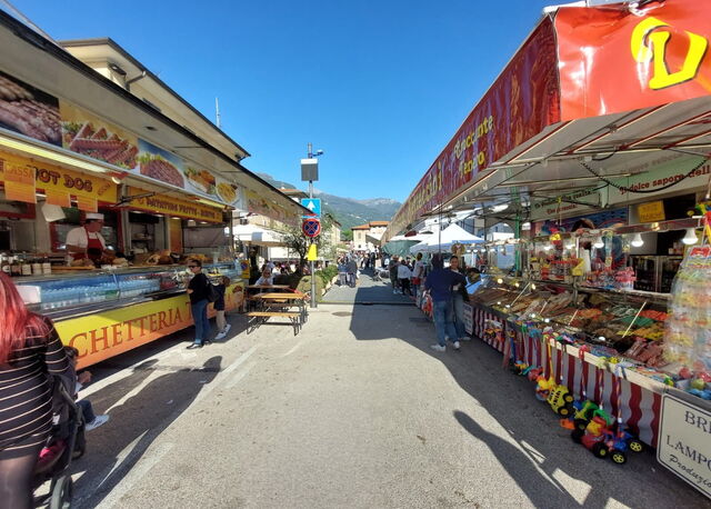 Guida settimanale ai mercati Italia: acquisti regionali per la cucina della vostra casa vacanza