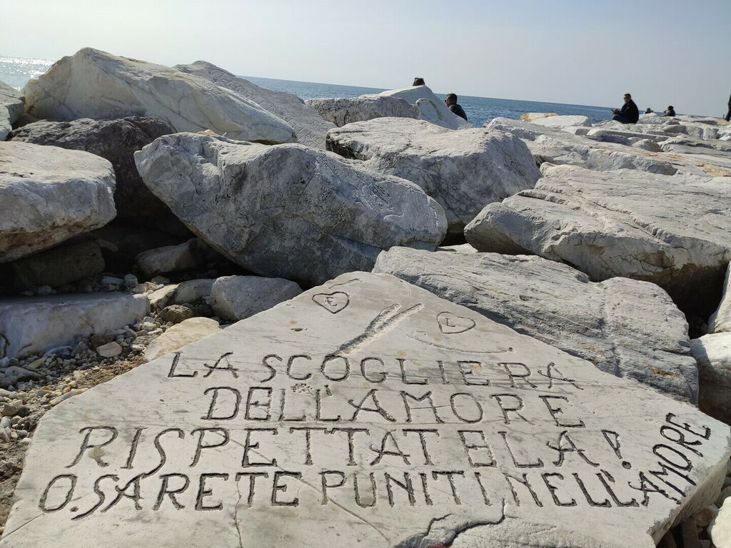 La scogliera dell'amore in Marina di Massa