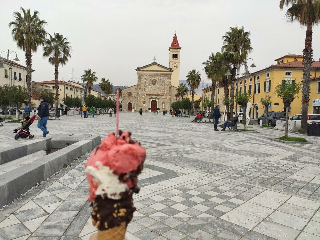 Piazza con Marina di Carrara