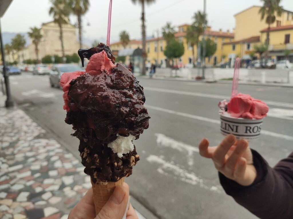 zwei Eiscreme in Marina di Carrara
