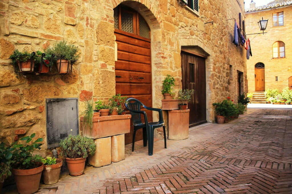 Tuscan alley