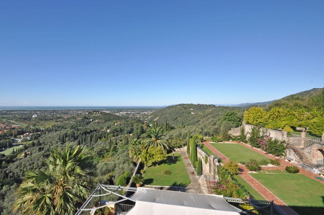 Villa Camaiore: Ansichten, Garten