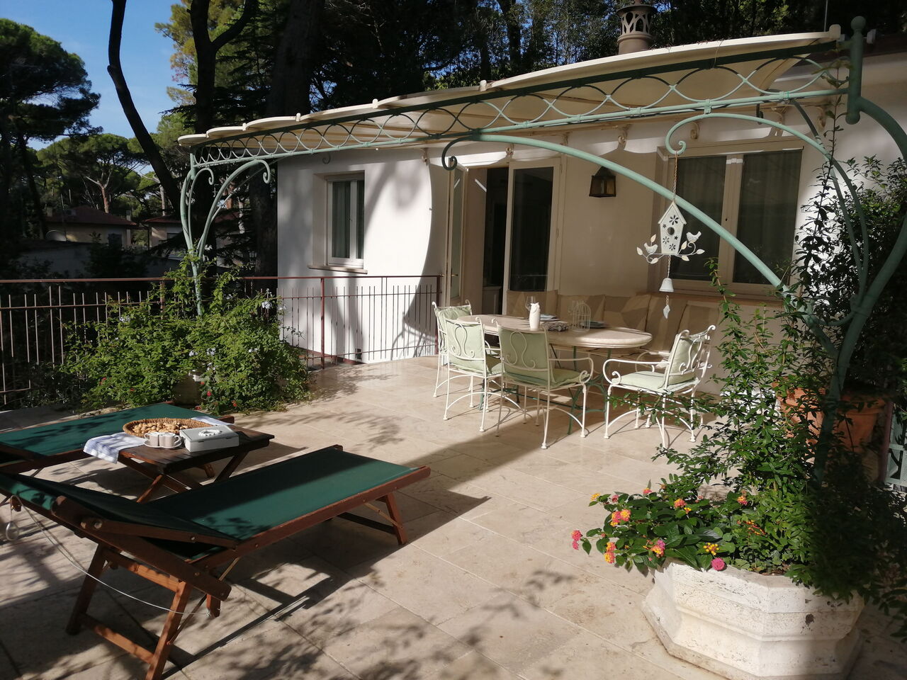 Villa PinetaUnterkunft:&nbsp;: Außen, Ausstattung, Balkon / Terrasse / Patio, Draussen, Einrichtungen, Frühling, Garten, Herbst, Sommer, Winter, Wohlergehen, Zimmerdetails