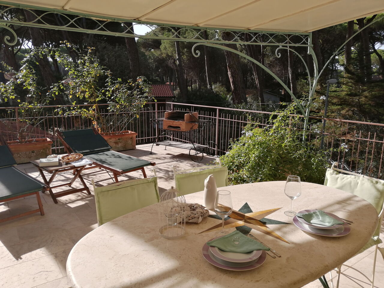 Villa PinetaUnterkunft:&nbsp;: Außen, Ausstattung, Balkon / Terrasse / Patio, Draussen, Einrichtungen, Essen, Frühling, Garten, Herbst, Sommer, Winter, Zimmerdetails