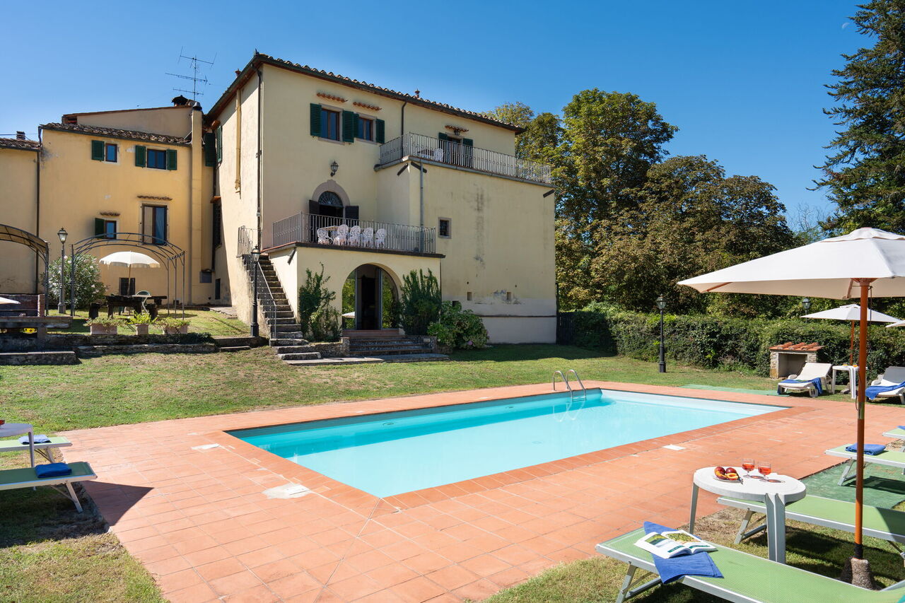 Villa Sieve: Außen, Balkon / Terrasse / Patio, Garten, Schwimmbad