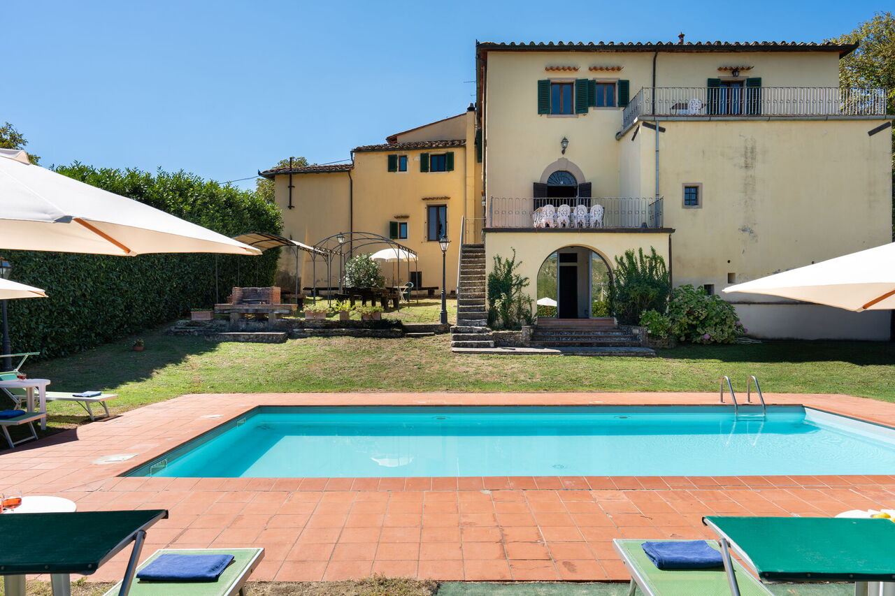 Villa Sieve: Außen, Balkon / Terrasse / Patio, Garten, Schwimmbad