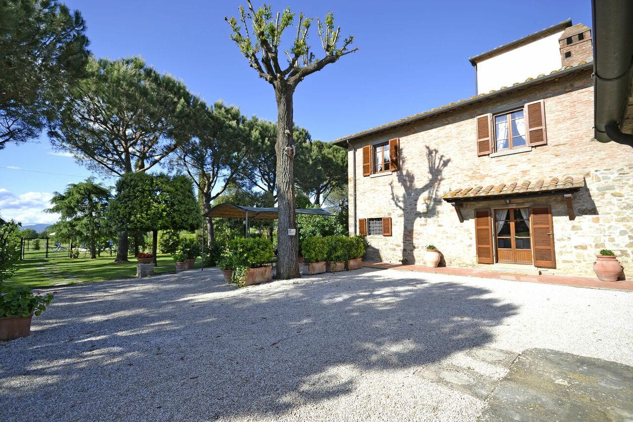 Casa i Pini: Outdoor view and garden