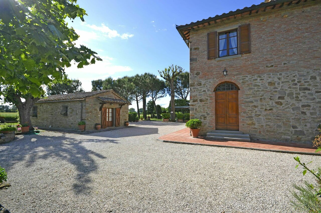 Casa i Pini: Outdoor view and garden