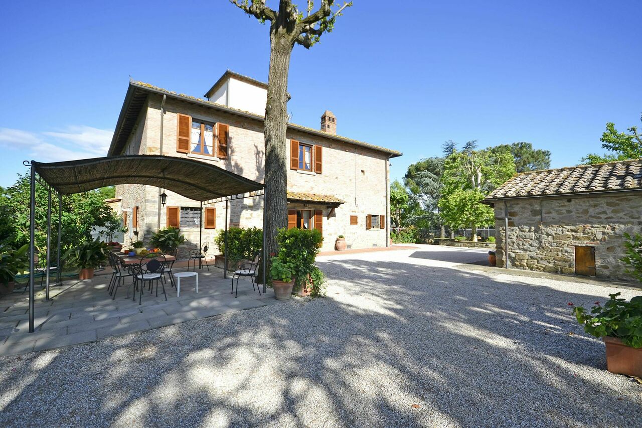 Casa i Pini: Outdoor view and garden