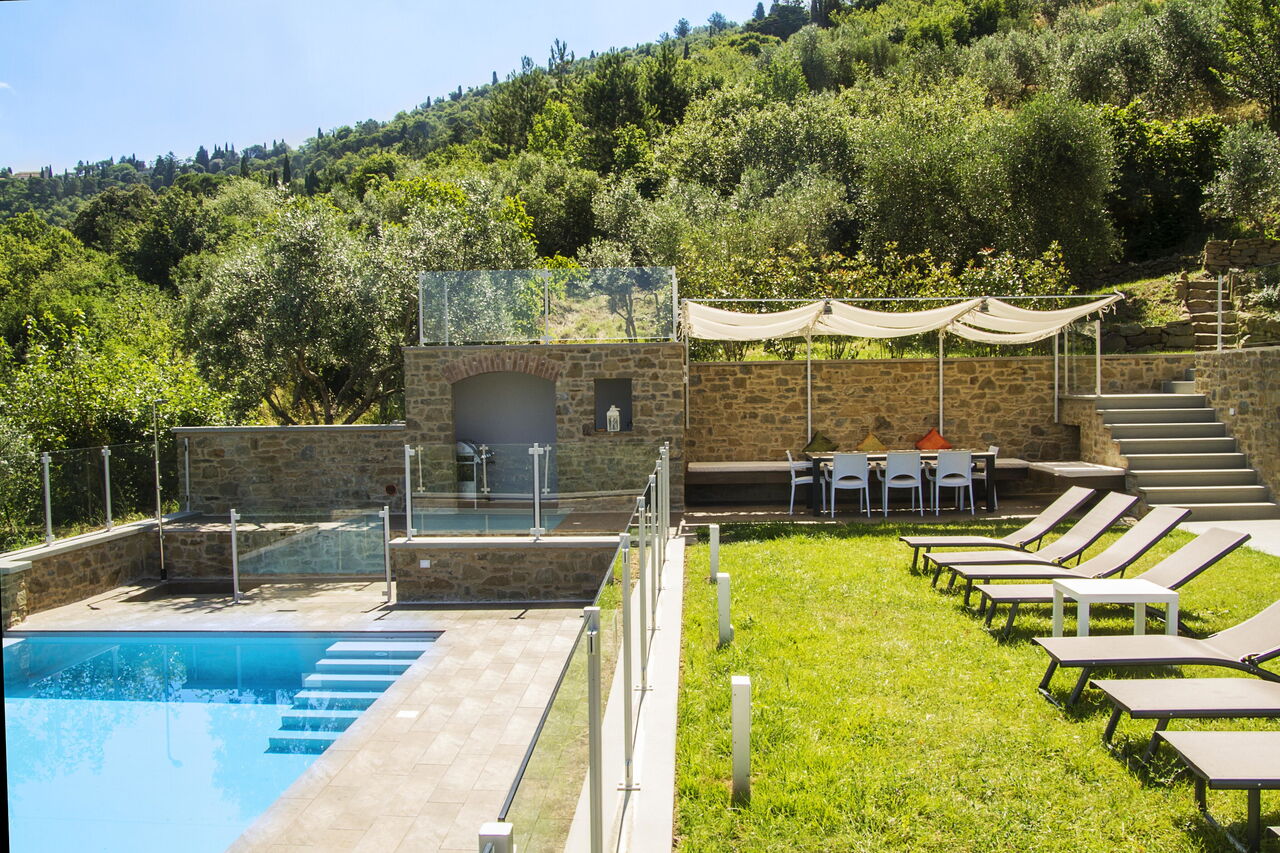 Villa Degli Ulivi: Swimming pool and garden