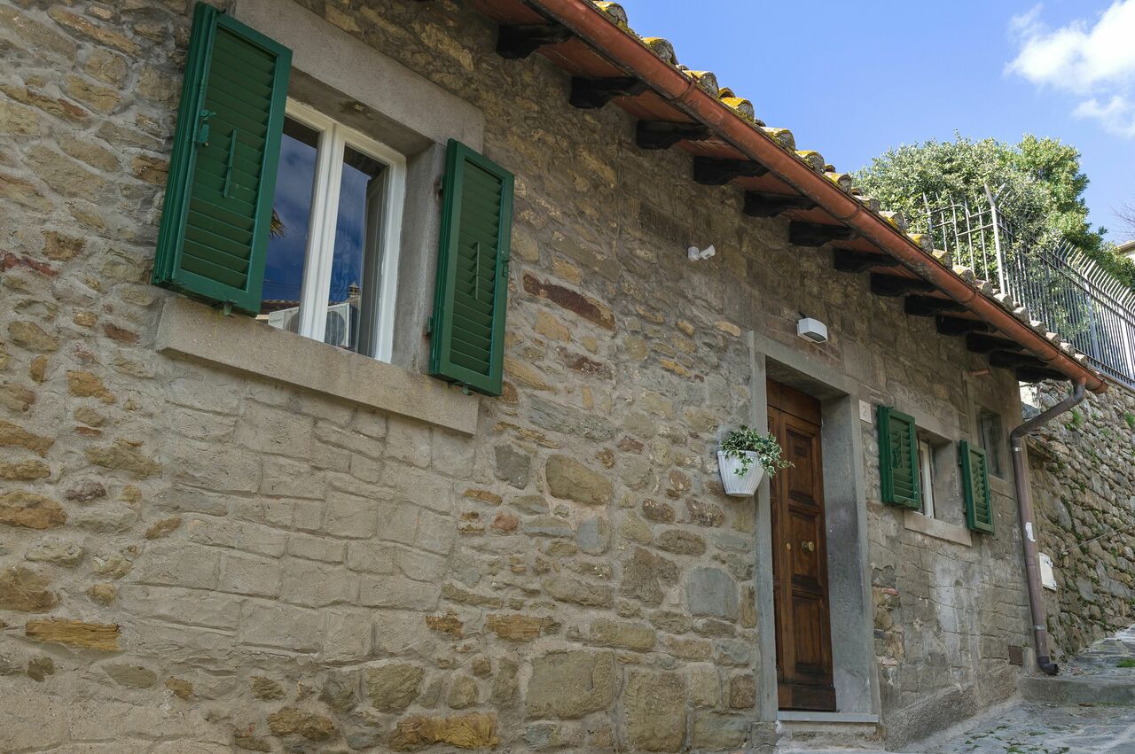 Michelangelo Cortona Apartment: Main entrance