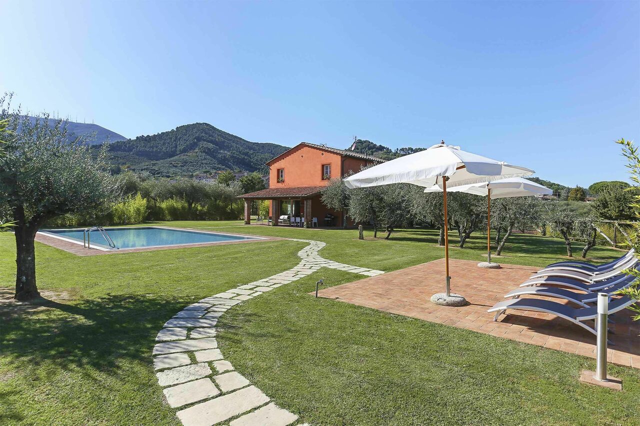 Il Grappolo: Building Exterior, Garden, Pool