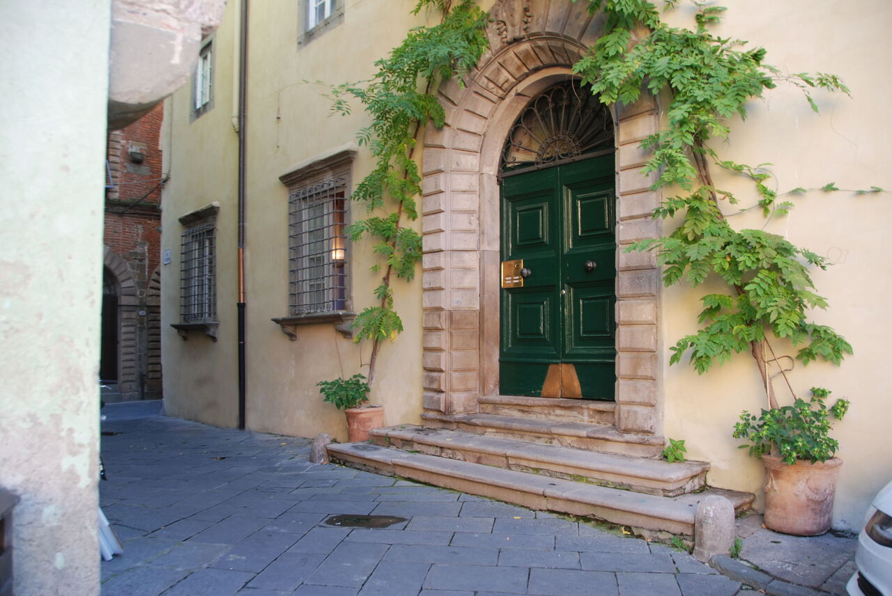 Il Mezzanino: Exteriéry, Hlavní vchod