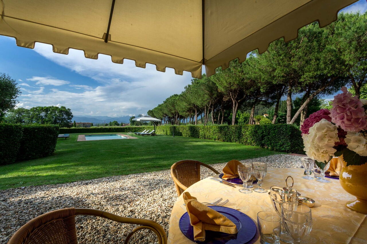 Villa Guamo: Giardino, Vista Panoramica