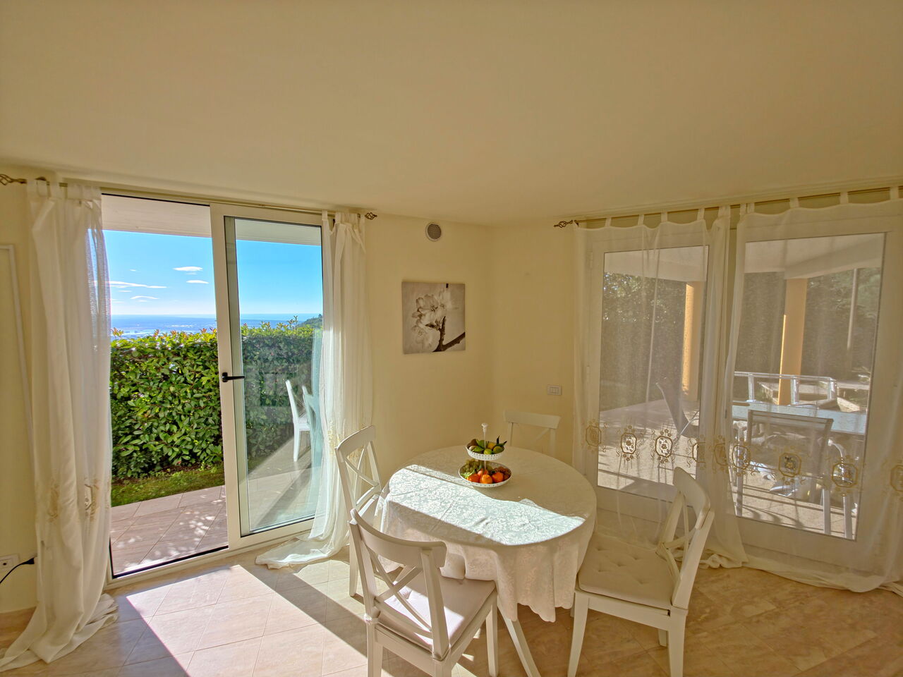 Villa Botrici: Esszimmer, Küche, Wohnzimmer