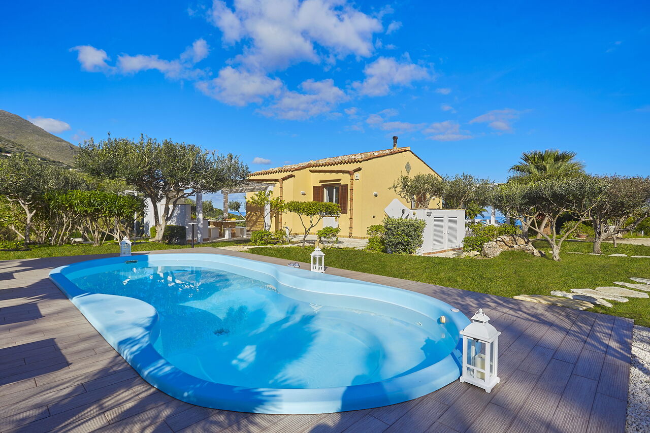 Villa Gaia: Outdoor, Pool