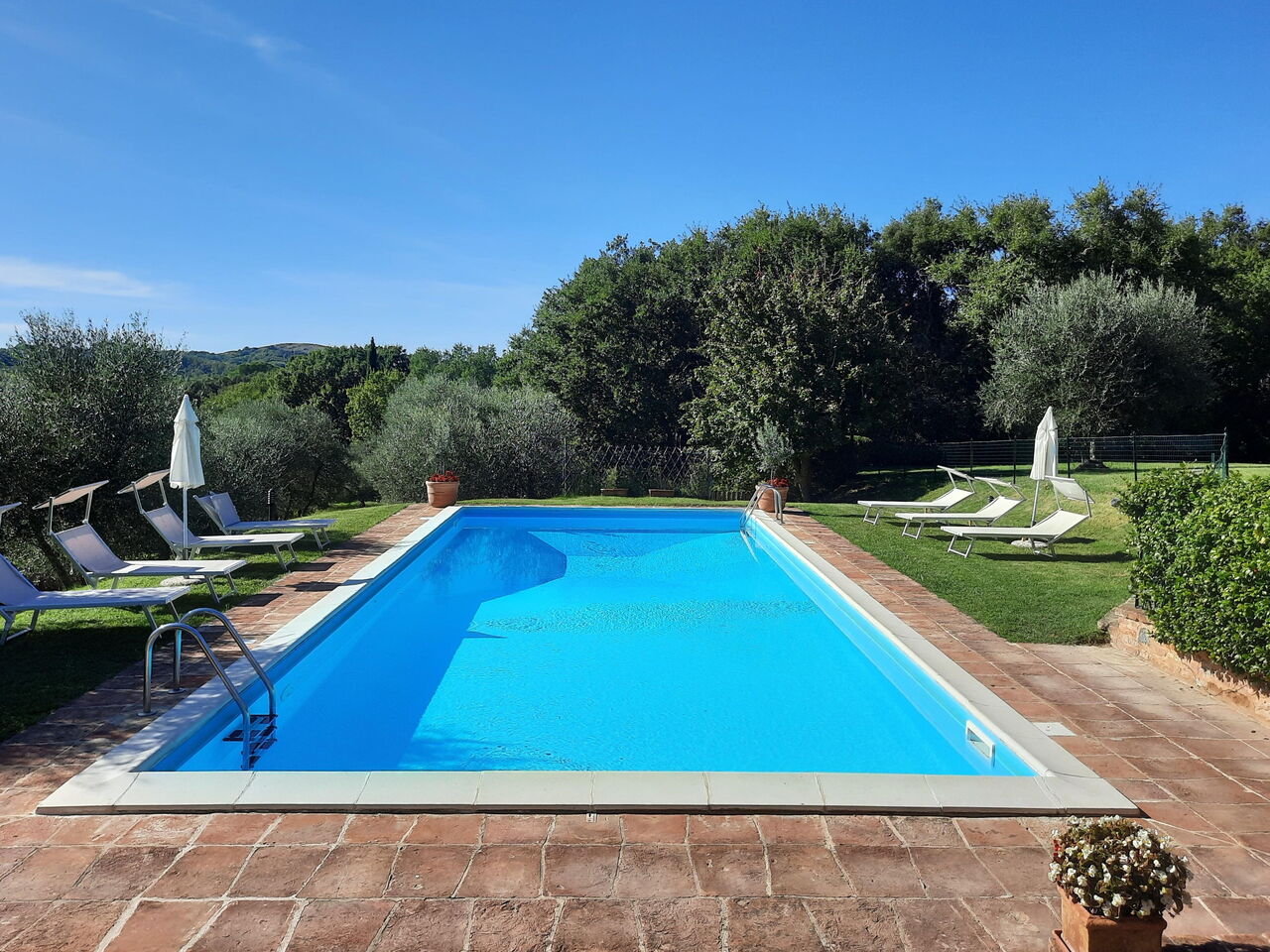 Villa San Giovanni: Ansichten, Schwimmbad