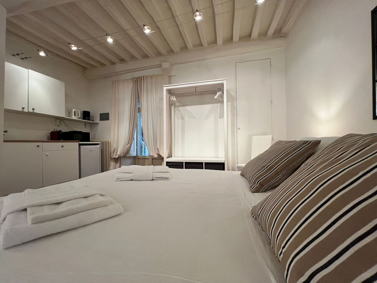 Vicolo Della Scala RoomsUnterkunft:&nbsp;: Double bedroom and kitchen