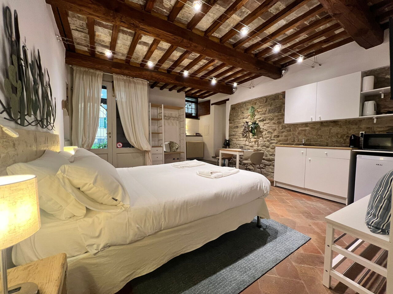Vicolo Della Scala RoomsUnterkunft:&nbsp;: Double bedroom, living room and kitchen