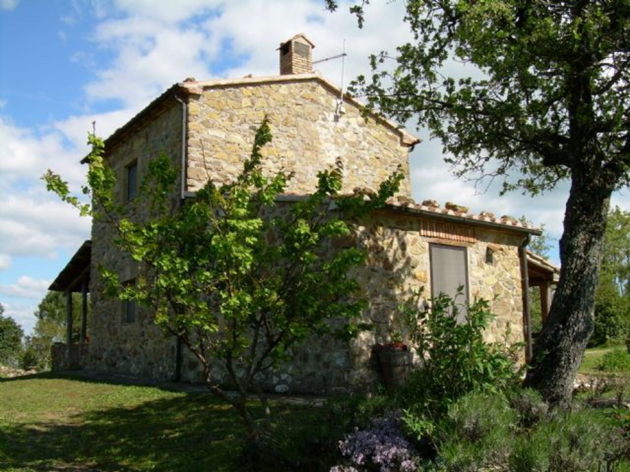 Poggino di Sorano: Exteriéry, Hlavní vchod