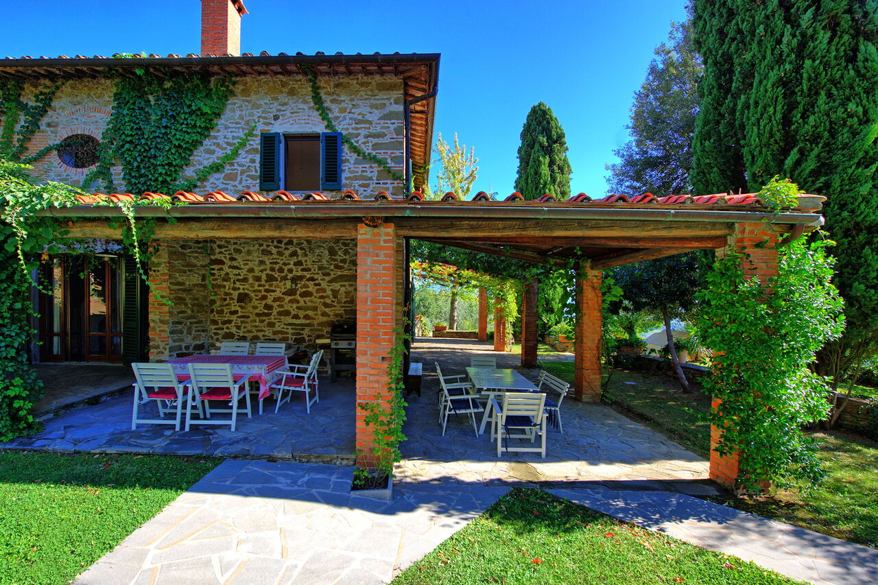 Villa Ulivacci: Building Exterior, Garden